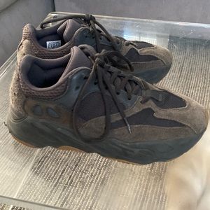 adidas yeezy’s only been worn 5 times! great condition. male 6.5 and womens 8